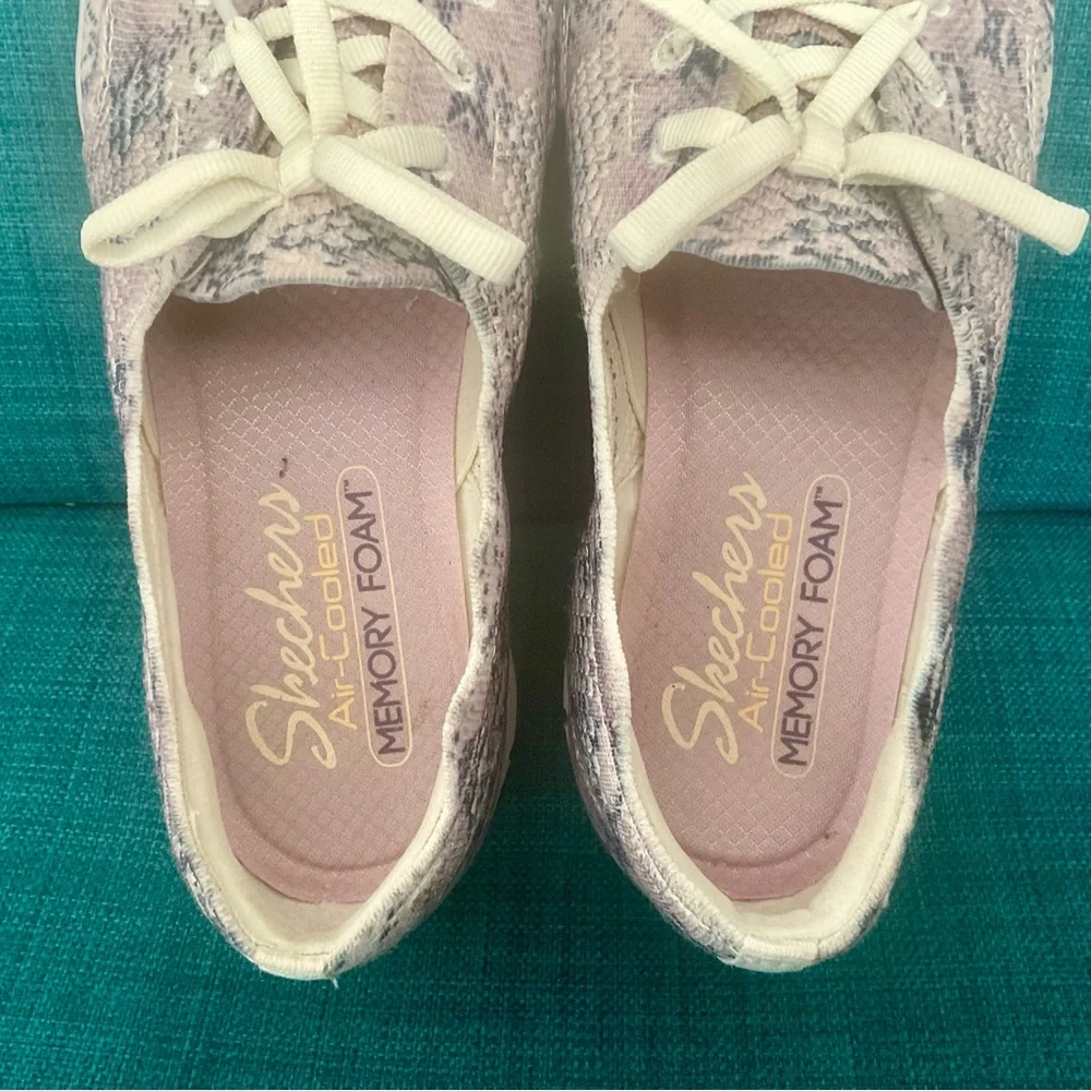 Women’s Sketchers Mem/Foam Fit Sneaker Cream/Pink/Grey Snake Pattern Slip On 5.5